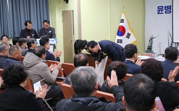 문평면 주민과의 대화 사회자의 소개로  대화장 앞에서 나주시장과 배우자가 주민들에게 고개 숙여 인사를 하고 있는 모습