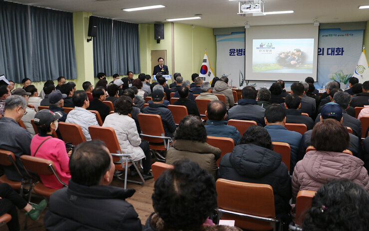 문평면 주민과의 대화 나주시장의 인사말 모습과 대화장에 참석한 주민들이 듣고 있는 뒷모습 전체