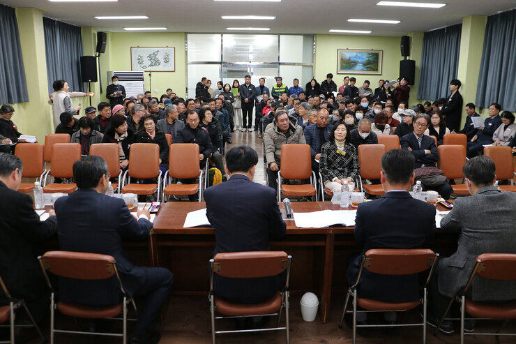 문평면 주민과의 대화 대화석 뒷편에서 촬영한 대호장 전체 모습 대화석의 나주시장, 면장, 간부공무원, 시의장의 뒷모습이 보이고 참석 면민들의 앞모습 전체