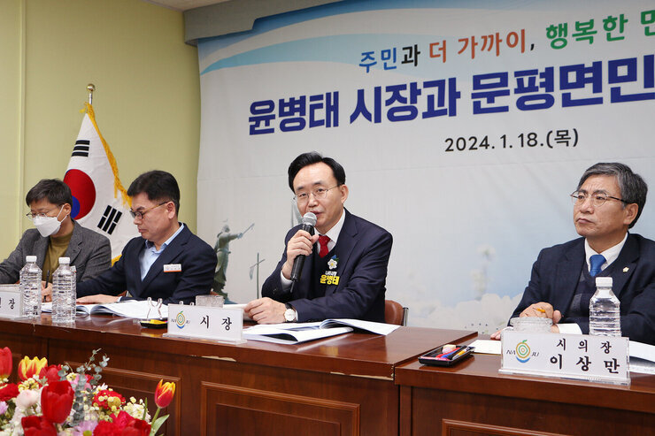 문평면 주민과의 대화 우측면에서 촬영한 나주시장의 답변 모습 양옆으로 면장, 간부공무원, 시의장이 보인다