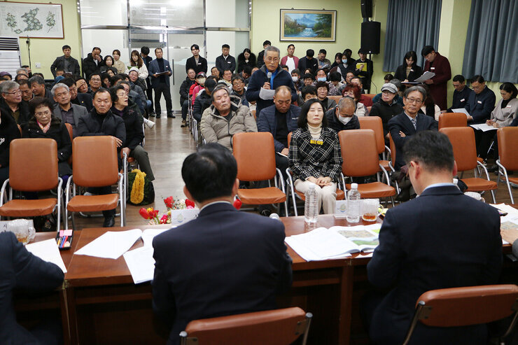 문평면 주민과의 대화 남성 주민의 자리에 서서 질의를 하고 있는 앞모습과 대화석의 나주시장 뒷모습 참석 주민들의 앞모습 전체