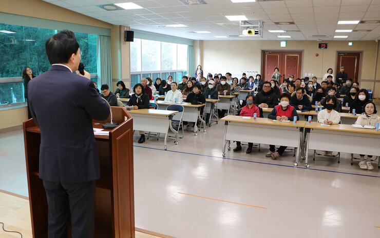 장애인 일자리 참여자 집합교육 단상 뒷쪽에서 촬영한 나주시장의 인사말 뒷측면모습과 참여자들의 앉아 있는 앞모습