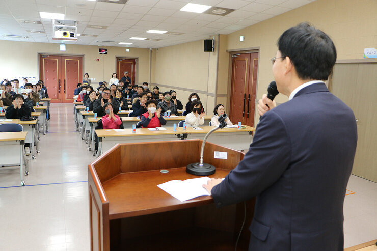 장애인 일자리 참여자 집합교육 나주시장의 측면 인사말 모습과 참여자들이 자리에 앉아서 박수를 쳐 주고 있는 모습