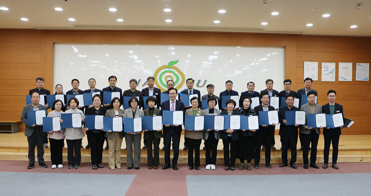 3월 중 읍, 면, 동장 회의 - 갑질근절 및 상호존중 서약 나주시장과 간부공무원 및 각 읍, 면, 동장이 회의실 앞쪽에서 서약서를 들고 기념촬영을 하고 있는 모습