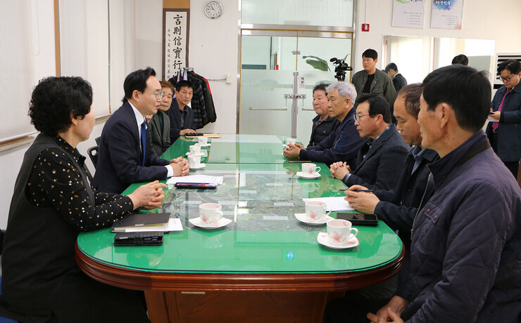 대중교통 환승불편 해소대책 발표 나주시장과 동강면 이장단 이장님들과 발표 전 사전 환담을 하고 있는 모습
