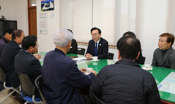 대중교통 환승불편 해소대책 발표 나주시장과 동강면 이장님들과 사전 환담 모습 나주시장이 미소를 지으며 이장님들께 이야기를 하고 잇는 모습