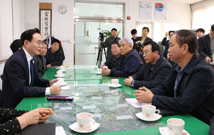 대중교통 환승불편 해소대책 발표 나주시장과 동강면 이장 한분의 대화모습