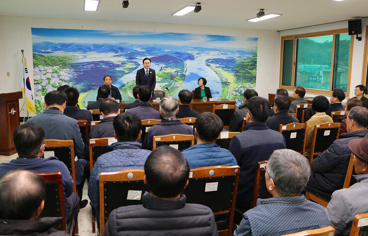 대중교통 환승불편 해소대책 발표 발표장 앞쪽 자리에 서서 면민들을 향해 인사말을 하고 있는 나주시장 모습 참석 면민들의 앉아 있는 뒷모습도 보인다