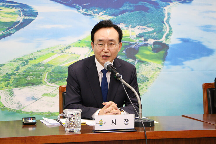 대중교통 환승불편 해소대책 발표 나주시장이 앞쪽에 마련된 자리에 앉아  면민들께  대중교통 불편 문제에 대해 말을 하고 있는 모습 근접촬영