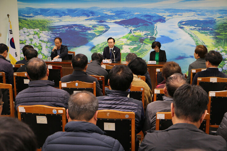 대중교통 환승불편 해소대책 발표 측면에서 촬영한 발표장 모습 나주시장이 대중교통 불편 해소 관련 말을 전달하고 있고 면민들이 자리에 앉아서 듣고 있는 뒷모습