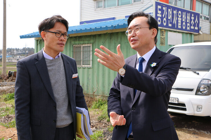 대중교통 환승불편 해소대책 발표 나주시장이 담당과장과 함께 버스 길목에서 현장 답사를 하고 있는 모습