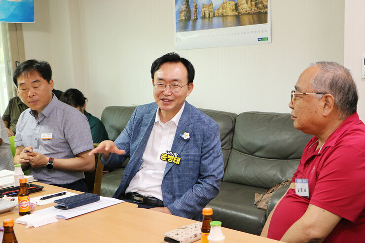 무더위 쉼터 현장 점검 나주시장이 건의사항에 대해 한손을 가슴 밑 높이로 올리고 미소를 지으며 답변을 하고 있고 옆의 남성 어르신이 듣고 있는 모습