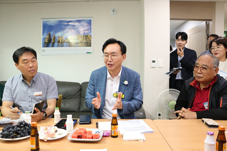 무더위 쉼터 현장 점검 나주시장이 건의사항에 대해 두손을 올리고 답변을 하고 있는 모습