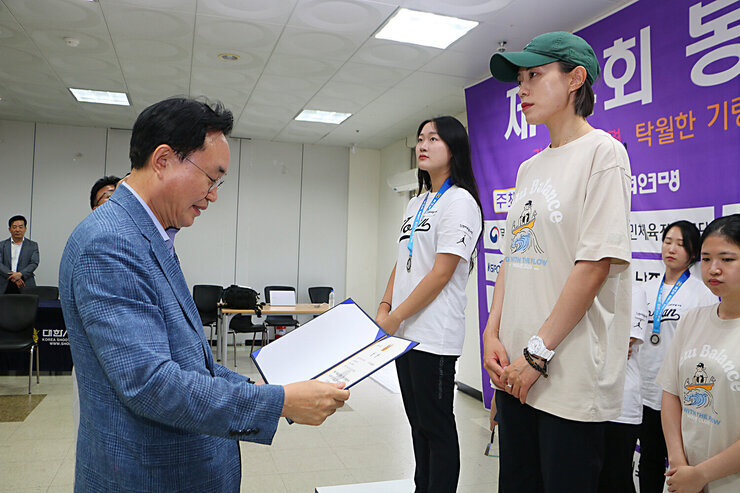 봉황기 전국 사격대회 시상식 나주시장이 봉황기 사격대회에서 여성 단체 1위팀에 김예지 선수에게 메달을 목에 걸어주고 있는 모습