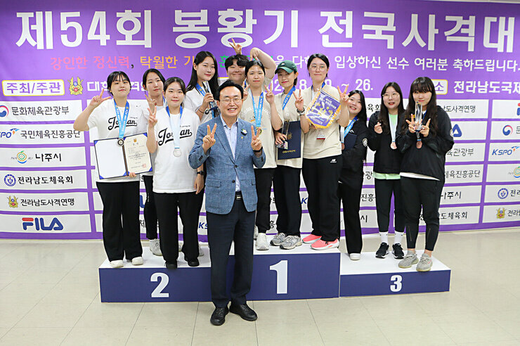 봉황기 전국 사격대회 시상식 나주시장이 김예지 선수와 환영의 피켓을 들고 함께 기념촬영을 하고 있는 모습