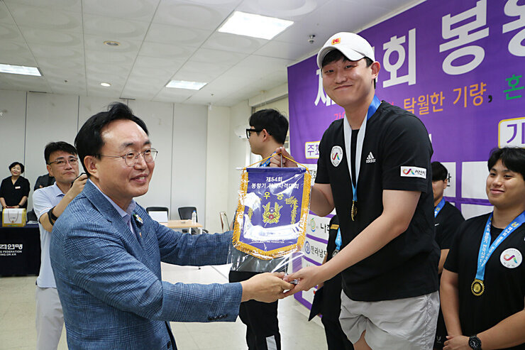 봉황기 전국 사격대회 시상식 나주시장이 남성 단체 1위팀 선수에게 우승기를 전달하고 있는 뫃습