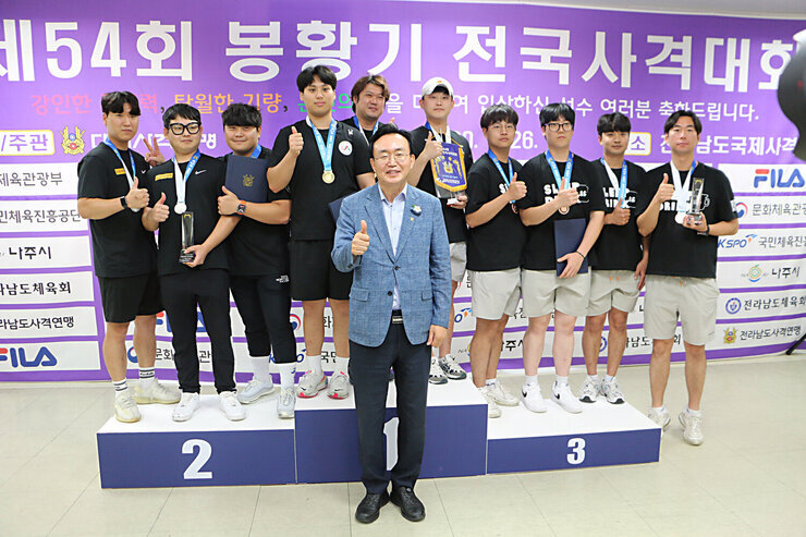 봉황기 전국 사격대회 시상식 나주시장과 남성 단체 1위, 2위, 3위팀 선수들과 엄지를 치켜 세우며 기념촬영을 하고 있는 모습