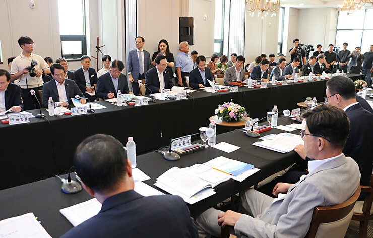 제13차 전남 시장, 군수 협의회 정례회 회의를 위해 전남 22개 시장, 군수, 부단체장이 자리에 앉아 있는 모습 측면 촬영