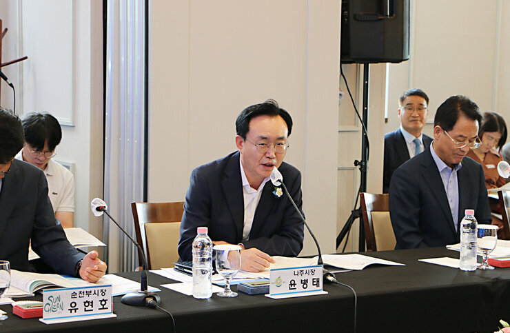 제13차 전남 시장, 군수 협의회 정례회 나주시장의 건의사항 모습 측면에서 촬영