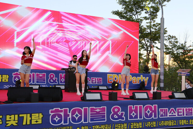 나주 빛가람 하이볼 페스티벌 무대위의 EDM 남성 진행자와 댄스팀이 박수를 유도 하고 있는 모습