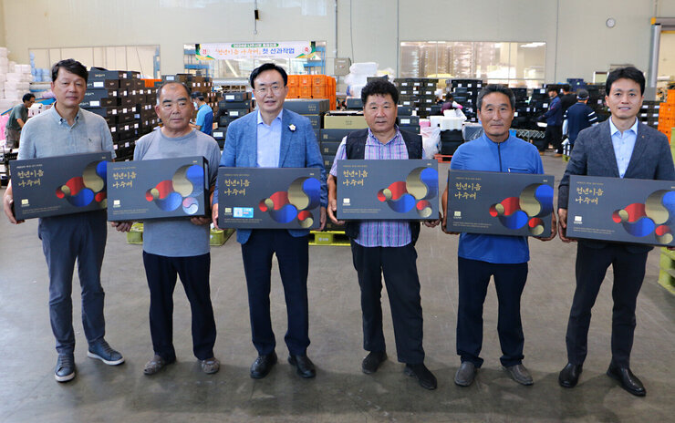 추석 명절 배 선과장 방문 나주시장과 농협나주시자부장, 배 과수 조합 대표 3명 및 관계자가 배 박스를 들고 기념촬영을 하고 있는 모습