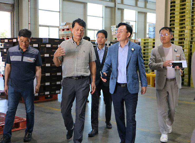 추석 명절 배 선과장 방문 나주시장이 선과장을 빠져 나오며 관계자에게 설명을 듣고 있는 모습