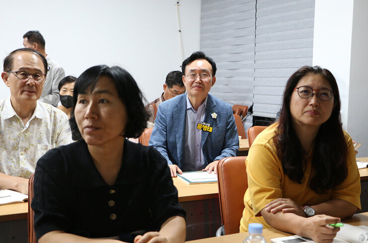 2024년 영산강 인문아카데미  나주시장이 자리에 앉아 수강생들과 강의를 듣고 잇는 모습