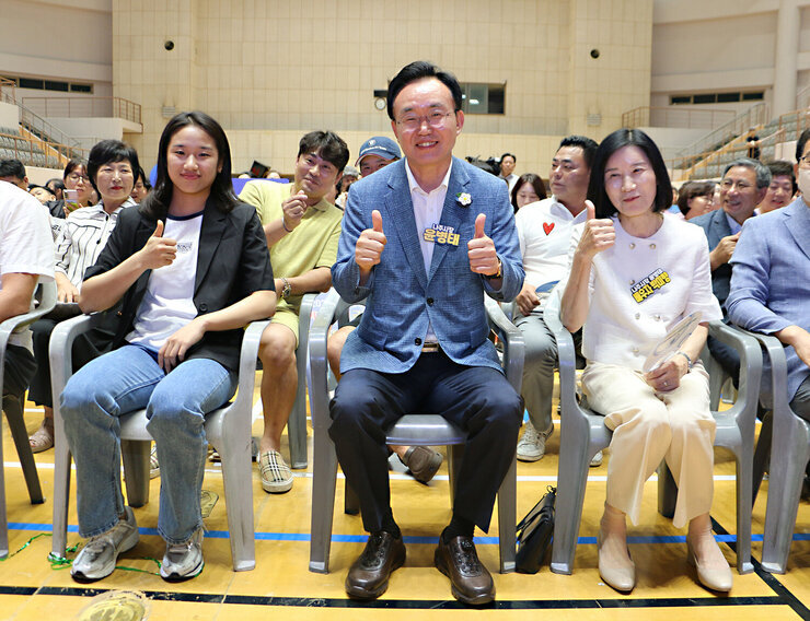 파리올림픽 금메달리스트 안세영 선수 나주 환영행사 왼쪽부처 안세영 선수, 나주시장. 나주시장 배우자가 행사장 앞줄에 앉아서 엄지를 치켜세우고 있는 모습