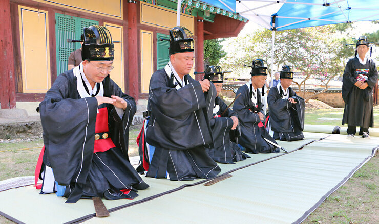 나주향교 추기 석전대제나주시장이 제를 올리기전 대성전 앞에서 제를 올리기 전 의식이 43배례를 하고 있는 모습