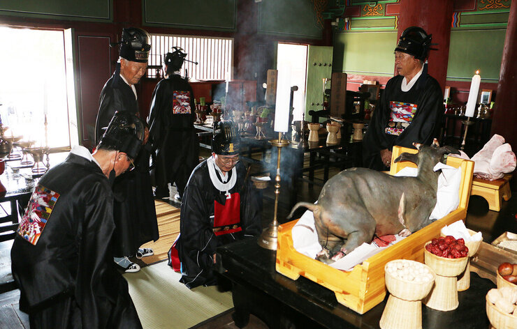 나주향교 추기 석전대제 나주시장이 대성전 위패를 모신 제사상 앞에서 향을 피우고 있는 모습 양 옆으로 남성 제관들이 서 있다