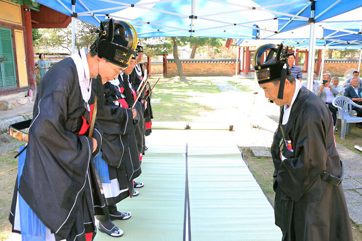 나주향교 추기 석전대제 나주시장이 대성전에 제를 올리기전 제를 진행하는 체관과 대성전 앞에서 인사를 나누는 모습