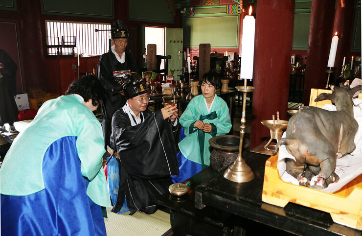 나주향교 추기 석전대제 나주시장이 공자님의 위패 앞에서 봉양잔을 눈높이로 들고 제를 올리는 측면 모습 