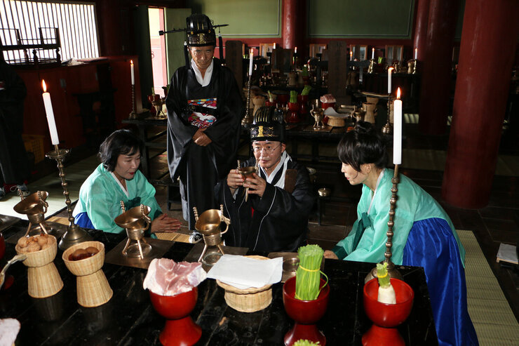 나주향교 추기 석전대제 나주시장이 봉양잔을 눈높이로 들고 제를 올리는 모습 양 옆으로 여성 제관인 봉작들이 앉아 있다