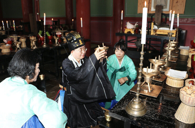 나주향교 추기 석전대제 나주시장이 제를 올리고 있는 측면 모습