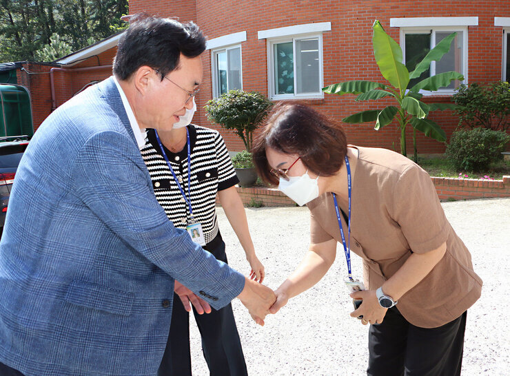 추석맞이 사회복지시설 위문 나주시장이 나주시노인요양원의 직원분과 악수를 하고 있는 모습