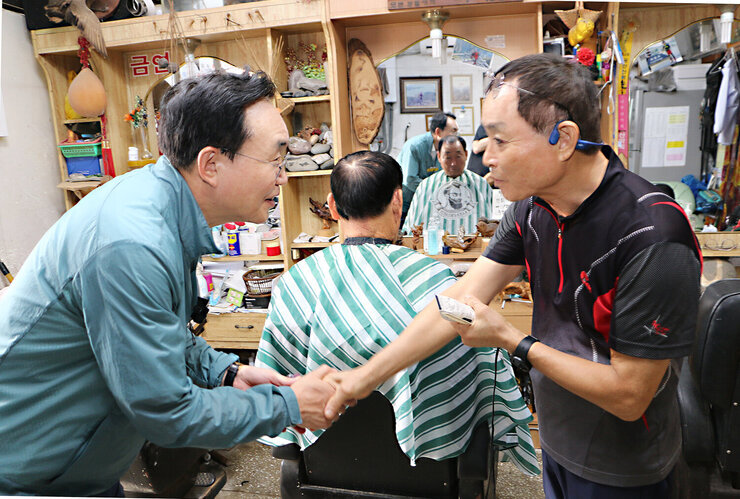 공산면 상가 방문 나주시장이 공산면 이발소를 방문하여 남성 이발사 분과 악수를 나누며 인사를 건네는 모습