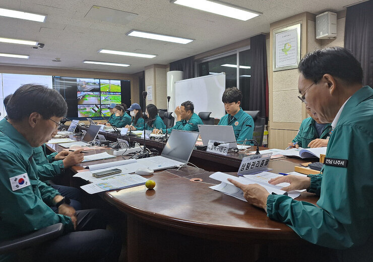 호우 대처 상황판단 점검 회의 재난상황실에서 나주시장 주재로 회의를 하고 있는 모습 측면에서 촬영