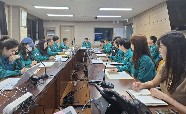 호우 대처 상황판단 점검 회의재난상황실에서 나주시장 주재로 회의를 하고 있는 모습 나주시장이 대처 방안에 대해 말을 하고 잇는 모습