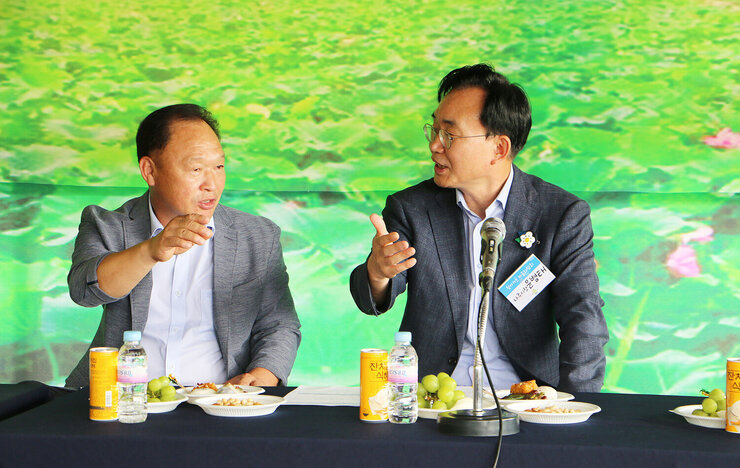 찾아가는 마을좌담회 나주시장과 마을 이장님이 자리에 앉아 마을에 대해 대화를 나누는 모습 나주시장과 마을 이장님이 한손을 들으며 이야기를 하는 모습