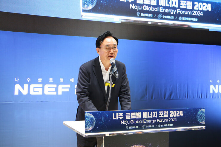 나주 글로벌에너지포럼 2024 시민특강 나주시장의 인사말 모습 근접촬영 측면