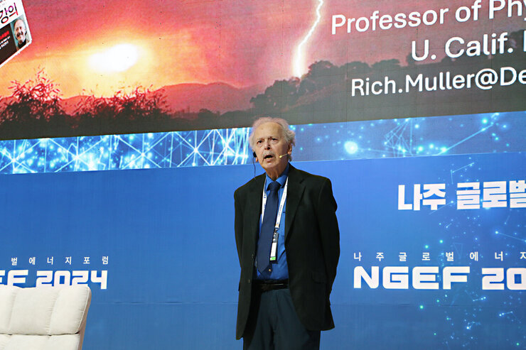 나주 글로벌 에너지 포럼 2024 개막식 측면에서 촬영한 리처드 뮬러 교수의 강연 모습 근접촬영