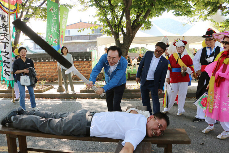 천년 나주목읍성문화 축제 나주시장이 행사장의 한쪽에 마련된 곤장 체험장에서 곤장을 들고 곤장을 내리치는 모습을 시연하고 있다