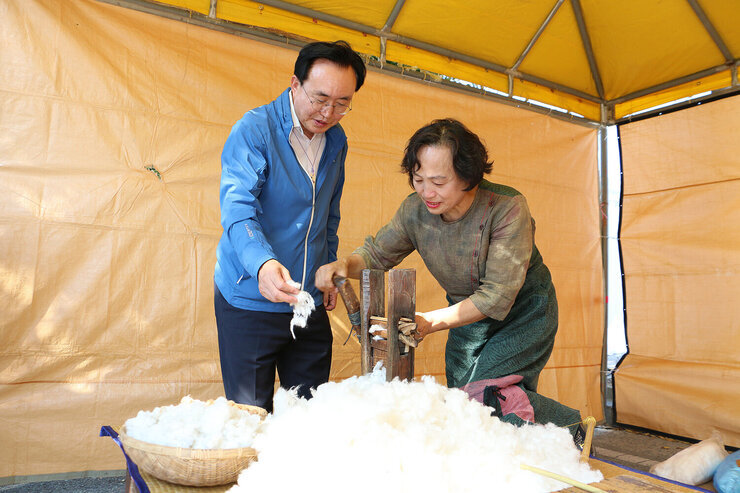 천년 나주목읍성문화 축제 나주시장이  나주 샛골나이  체험 부스에서 여성 관계자와 씰을 만드는 과정을 체험하고 있는 모습