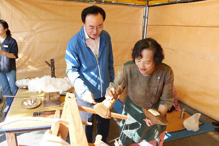 천년 나주목읍성문화 축제나주시장이  나주 샛골나이  체험 부스에서 여성 관계자와 씰을 만드는 과정을 체험하고 있는 모습 기구 앞에서 바라보고 있는 나주시장의 모습