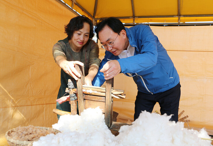 천년 나주목읍성문화 축제 나주 샛골나이  체험 부스에서 여성 관계자와 씰을 만드는 과정을 체험하고 있는 모습 나주시장이 기구를 손으로 만지며 잘 살펴보고 있는 모습