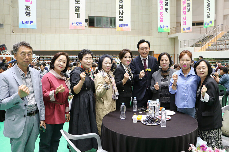 나주시 주민자치박람회 성북동 주민자치 위원들과 나주시장의 기념촬영 모습 화이팅을 하고 있다