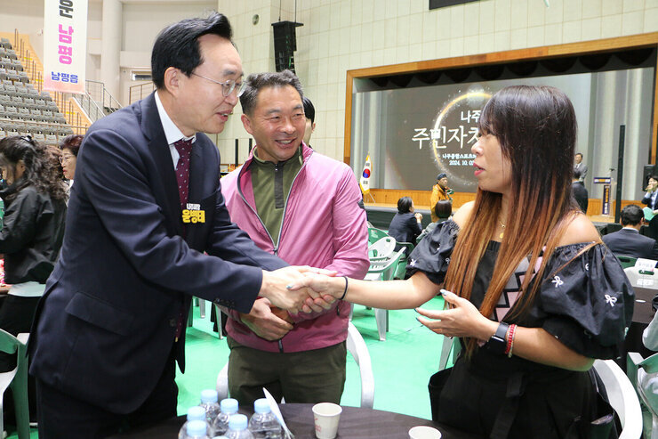 나주시 주민자치박람회 나주시장이 개회식장에서 여성 자치위원과 악수를 나누는 모습