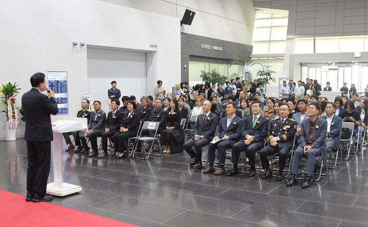 국립나주박물관 특별전시 개막행사 축사를 하고 있는 나주시장의 뒷편에서 촬영한 모습 참석자들의 앉아 있는 앞모습이 보인다