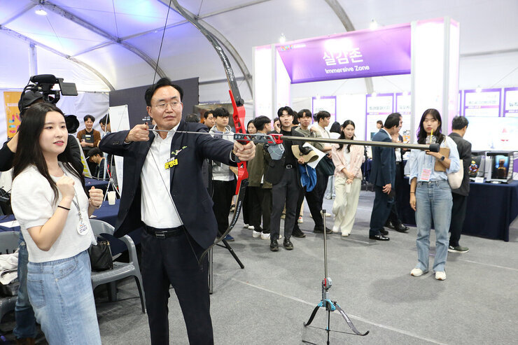 2024 전남 콘텐츠페어 개막식 나주시장이 행사장의 활쏘기 체험 부스에서 활 시위를 당기고 있는 모습