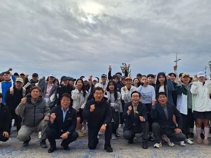 나주시장기 테니스대회 나주시장과 참석 내빈 테니스대회에 참석한 선수 시민들이 화이팅을 외치며 기념촬영을 하고 있는 모습